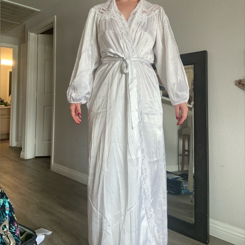 Elegant White Lace Trim Robe